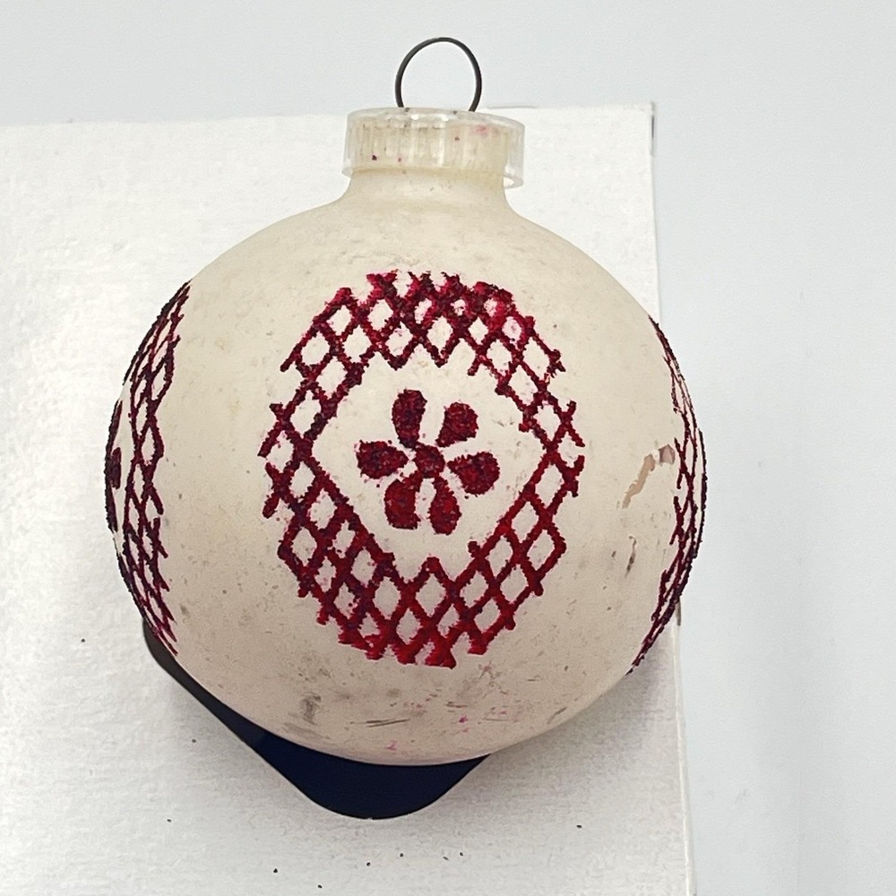 VTG Unsilvered Round Glass White Red Christmas Ornament MCM Austria Flower - Picture 3 of 6